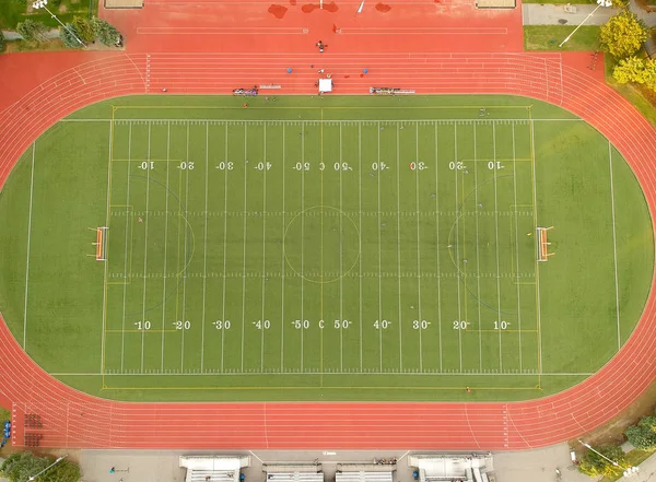 市内のサッカー場の航空写真。スポーツのバードアイビュー — ストック写真