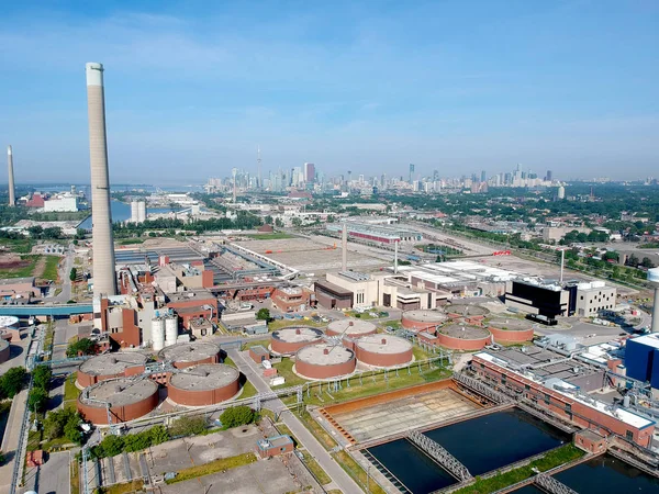 Moderna estação de tratamento de águas residuais urbanas. Plano de purificação da água — Fotografia de Stock