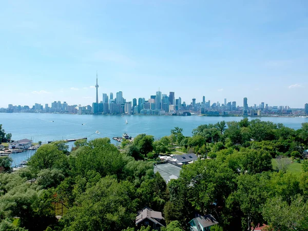 Veduta del paesaggio urbano di Toronto tramite Toronto Centre Island durante il tramonto — Foto Stock