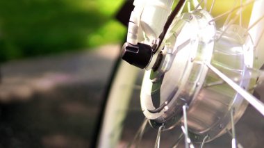 Elektrikli bisikletin ön görünümünün tekerlek motoru yumuşak odak ve