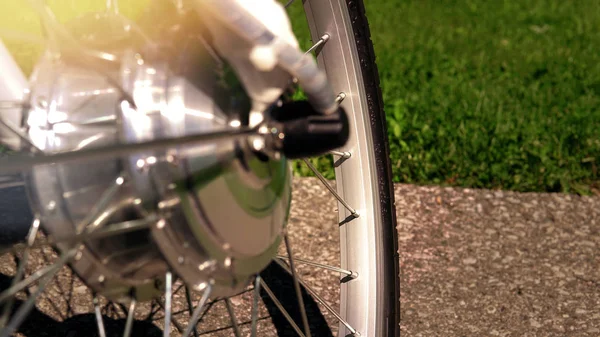 Su'da tekerlek motoru olan elektrikli bisikletin lastiğine odaklanın — Stok fotoğraf