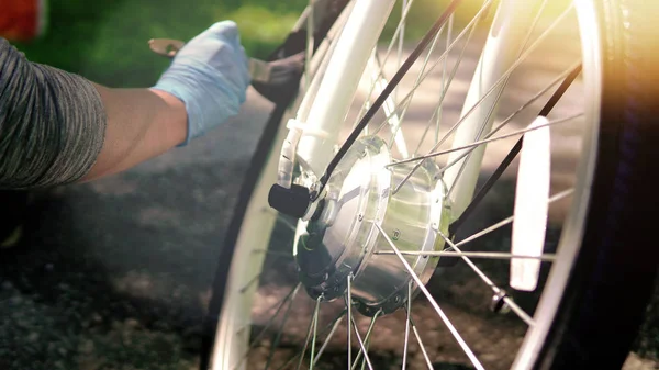 Mavi eldivenbisikletçi elektrikli bisiklet motor wh temizlik — Stok fotoğraf