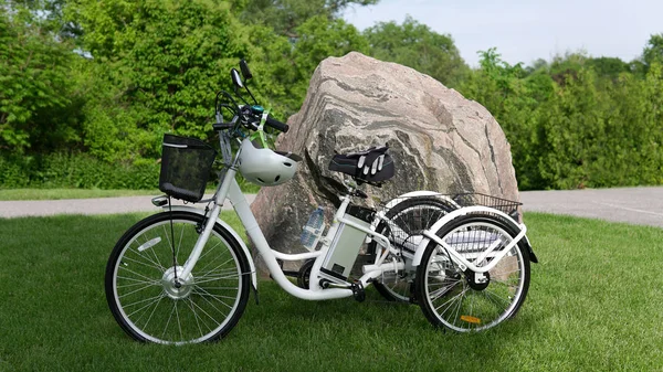 Bicicleta eléctrica trike o e en el parque en el soleado día de verano. Sho. — Foto de Stock