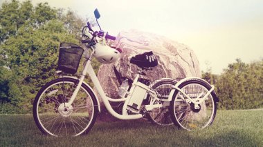 Güneşli yaz gününde parkta elektrikli trike veya e bisiklet. Sho
