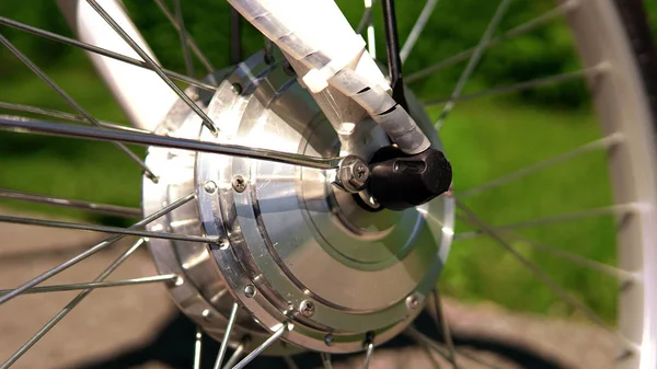 Elektrikli bisikletin tekeri. Güneşli yaz günü manzarası. — Stok fotoğraf
