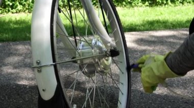 Sarı eldiven bisikletçi yaz günü dışında elektrikli bisiklet motor tekerleği su spreyi temizleme lastikleri olduğunu. Binici motor ile spor e bisiklet tekerleği dikkat çekmek. 4k