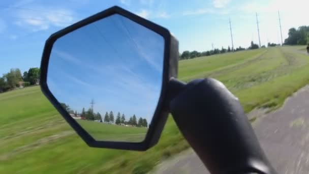 City e vélo ou vélo électrique dans le sentier de piste du parc en été. Vue du point de vue de la première personne POV avec caméra d'action dans le miroir réflexion . — Video