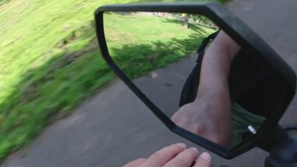 Cykla på cykel med ombord action kamera med spegelreflex av vägen. RID cykel på landsväg i stadsparken. Sommar livsstil ögonblick. — Stockvideo