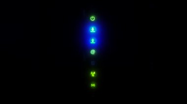 Wi-Fi rotası, kablosuz ev internet modem göstergeleri bağlantı ışıkları açtı. Sinyaller modemde yanıp söner. 4k