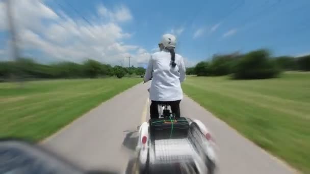 Jonge vrouwen rijden op de fiets of trike, uitzicht van achteren en volg POV. Timelapse of hyperlapse met bewegingsonscherpte. Fiets activiteit in Toronto, Ontario, Canada, City Park. 4k. — Stockvideo