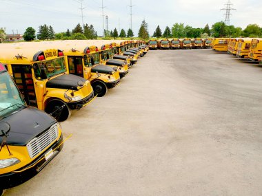 Otobüsler park etmiş ve okulu bekliyor. Park halindeki okul otobüsleri 