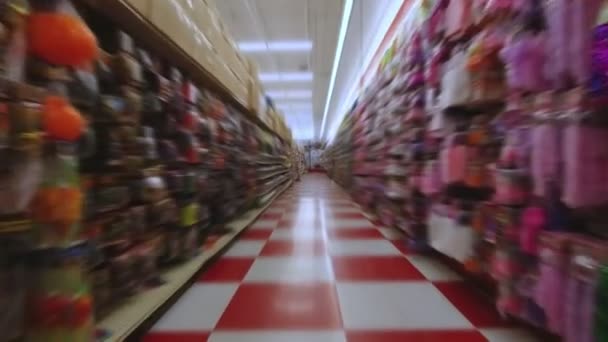 Au supermarché magasin pov mouvement de caméra d'action, à travers la section rangée de la boutique et différents articles marchandises. Vue de face. 4k. — Video
