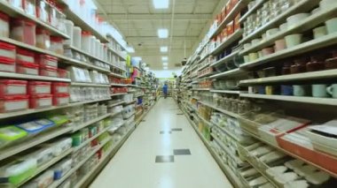 Süpermarketteki pov action kamera hareketinde, dükkanın sıra aralığı ve farklı ürünler bölümünde. Ön görüntü görüntüsü. 4k.