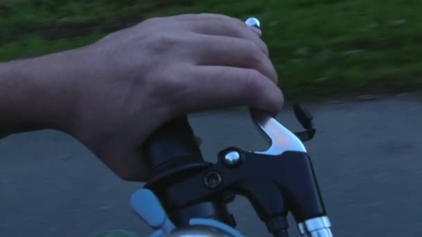 Wyjątkowy widok osoby niepełnosprawnej na elektrycznym skuterze motorowym, który trzyma uchwyty uchwytu i popycha hamulec, z bliska. Elektryczny pojazd zdolności rekreacyjnych. Kamera akcji. — Wideo stockowe
