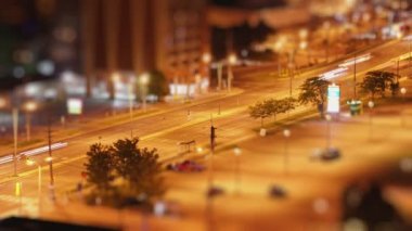 Gece şehirde Hyperlapse veya timelapse, yoğun kavşak, Toronto, Ontario, Kanada sokakların yatay görünümü üzerinde tilt vardiya trafik. 4k.