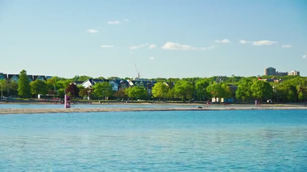 Timelapse sekvens av Toronto, Kanada, Ontario. Woodbine Beach och Ashbridge Bay View på pendlare och människor avkopplande och vila på sjön. Solig varm sommardag semesterkoncept. 4K. — Stockvideo
