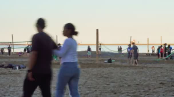 Suddig Timelapse sekvens av Toronto, Kanada, Ontario. Woodbine Beach och Ashbridge Bay View på pendlare och personer som spelar volleyboll på sjön. Sommarkväll semesterkoncept. 4K. — Stockvideo