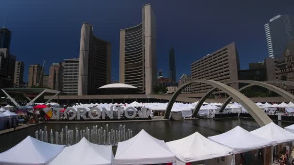 Toronto Ontario Canada July 2019 Queen Bay Fountain Nathan Phillips — стоковое видео