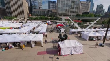 Toronto, Ontario, Kanada - 14 Temmuz 2019 Queen and Bay'de Hareket, Nathan Phillips Meydanı'nda Çeşme, Toronto'nun simge yapılarını ve Kanada turistik mekanlarını gezen insanların zaman atlamasını. 4k.