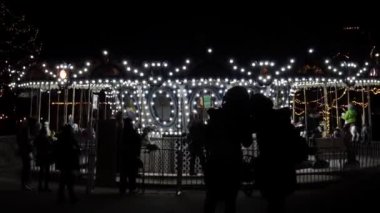 Isınma esnaf kış gaz lambası şömine veya gaz lambası açık havada, Dekoratif restoran gaz alev açık arka planda led Noel ışıkları ile.
