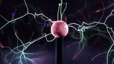 Plazma topu lamba yakın, siyah arka plan üzerinde toptan elektrik ışınları hareket. Elektrik ile Tesla Coil deneyi. Renklerde güzel dinamik soyut ışık arka plan. Yavaş çekim.