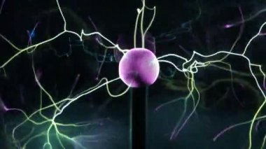 Siyah arka plan üzerinde içinde hareket eden enerji ışınları ile plazma topu görünümü. Renklerde soyut şimşek. Elektrik gazda. Yavaş çekim.