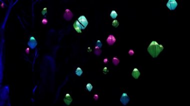 Kış ışık festivali veya karnaval fuarında parlak ışık vintage atlıkarınca yanıp sönen, iplik tekerleği ve eğlence parkı at yolculuğu ile yuvarlak gidiş. Selfie yapan ebeveynlerin ve çocukların siluetleri