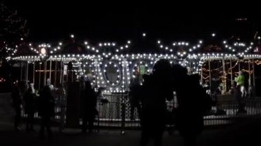Güzel kış Noel süslemeleri çelenk ve neon tatil ışıkları. Toronto Işık festivali, Ontario, Kanada, eğlence parkı, Ontario yer tema parkı. Bir sürü ampul. Yeni Yıl gösterisi.