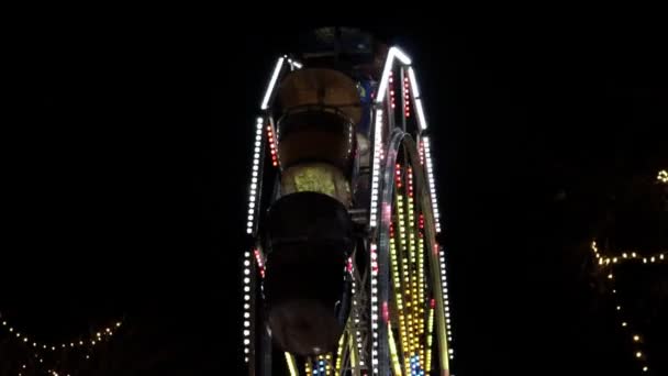 在加拿大安大略省多伦多的冬季灯光节上 明亮的摩天轮骑在夜晚近距离旋转 安大略的游乐园是主题公园 很多灯泡 — 图库视频影像
