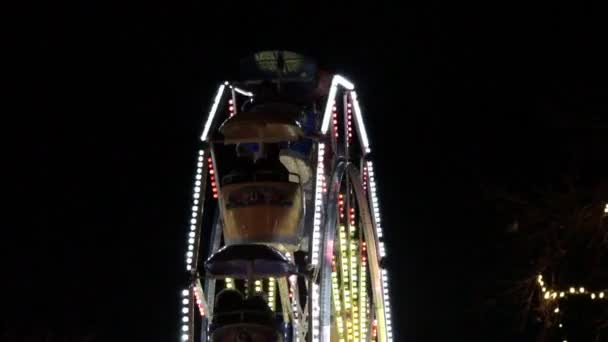 Brightly Lit Ferris Wheel Ride Close Spinning Night Winter Light — Vídeo de Stock