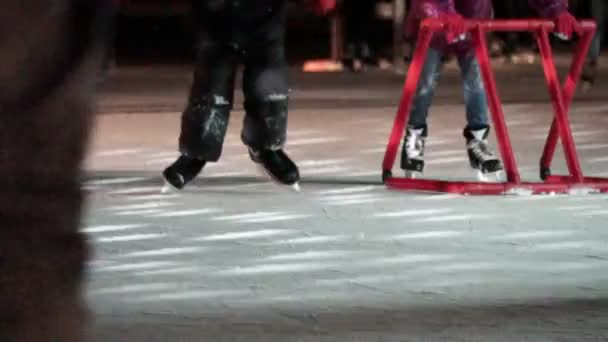 冬季节日期间的溜冰 人们在圣诞节溜冰 家庭与孩子一起在冰上户外滑冰 有冬天的乐趣 — 图库视频影像