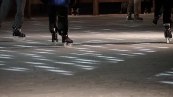 Schaatsen Tijdens Vakanties Winter Festival Mensen Schaatsen Met Kerstmis Gezin — Stockvideo