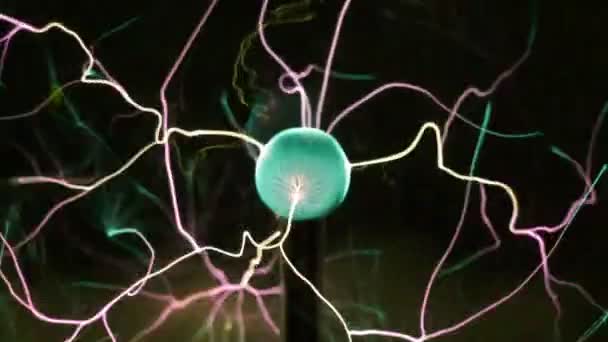 Вид Плазменного Шара Движущимися Энергетическими Лучами Внутри Черном Фоне Абстрактная — стоковое видео