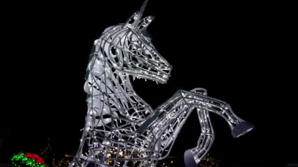 Statua Allevamento Unicorno Fatta Decorazioni Natalizie Invernali Ghirlande Luci Neon — Video Stock