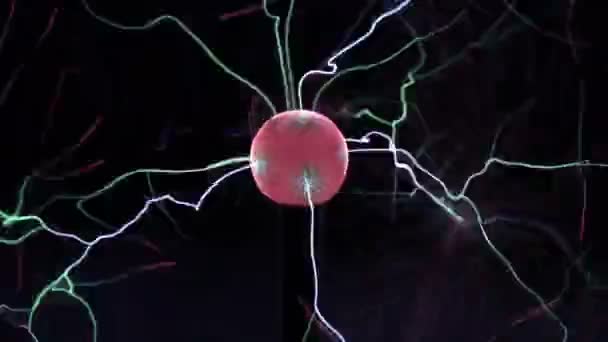 Плазмовий Кульковий Ліхтар Крупним Планом Рухає Електричні Промені Яча Чорному — стокове відео