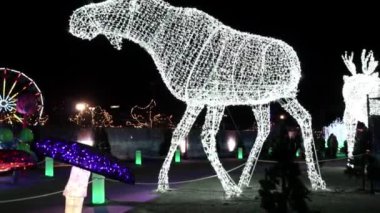 Kış Noel süslemeleri çelenk veya neon ışıklardan yapılmış geyik heykeli. Toronto Işık festivali, Ontario, Kanada, eğlence parkı, Ontario yer tema parkı. Bir sürü ampul.