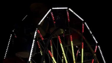 Toronto, Ontario, Kanada, eğlence parkı, Ontario yer tema parkı bir kış ışık festivalinde gece dönen kadar parlak ışıklı dönme dolap yolculuğu yakın. Bir sürü ampul.