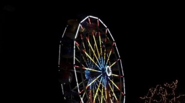 Toronto, Ontario, Kanada, eğlence parkı, Ontario yer tema parkı bir kış ışık festivalinde gece dönen kadar parlak ışıklı dönme dolap yolculuğu yakın. Bir sürü ampul.