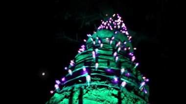 Kış festivalinde tatillerde buz pateni. Noel'de insanlar buz pateni. Çocuklu aile, açık havada buzda birlikte paten kayıyor, kış eğlencesi yaşıyorlar..