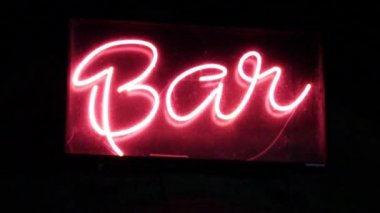Kırmızı renk sürgülü Neon işareti Bar, bira ve alkol için neon sembolü.