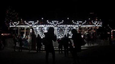 Güzel kış Noel süslemeleri çelenk ve neon tatil ışıkları. Toronto Işık festivali, Ontario, Kanada, eğlence parkı, Ontario yer tema parkı. Bir sürü ampul. Yavaş çekim.