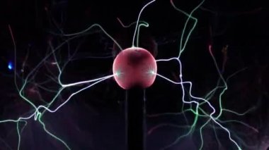Plazma topu lamba yakın, siyah arka plan üzerinde toptan elektrik ışınları hareket. Elektrik ile Tesla Coil deneyi. Renklerde güzel dinamik soyut ışık arka plan. Yavaş çekim.