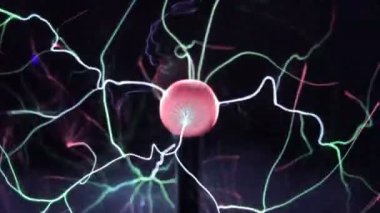 Plazma topu lamba yakın, siyah arka plan üzerinde toptan elektrik ışınları hareket. Elektrik ile Tesla Coil deneyi. Renklerde güzel dinamik soyut ışık arka plan. Yavaş çekim.