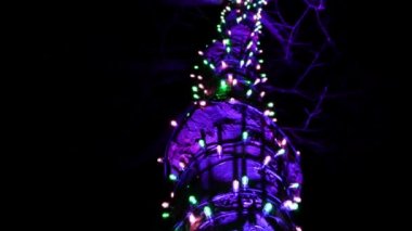 Güzel kış Noel süslemeleri çelenk ve neon tatil ışıkları. Toronto Işık festivali, Ontario, Kanada, eğlence parkı, Ontario yer tema parkı. Bir sürü ampul. Yavaş çekim.