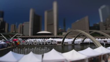 Tilt vardiya Queen and Bay, Nathan Phillips Meydanı'nda Çeşme insanların yürüyüş zaman atlamalı , Toronto dönüm noktası ve Kanada turistik görünümü. 4k.