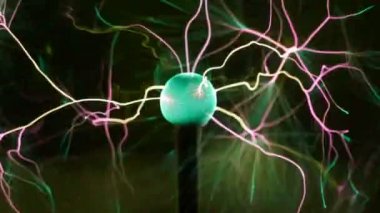 Siyah arka plan üzerinde içinde hareket eden enerji ışınları ile plazma topu görünümü. Renklerde soyut şimşek. Elektrik gazda. Yavaş çekim.