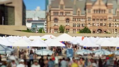 Tilt vardiya Queen and Bay, Nathan Phillips Meydanı'nda Çeşme insanların yürüyüş zaman atlamalı , Toronto dönüm noktası ve Kanada turistik görünümü. 4k.