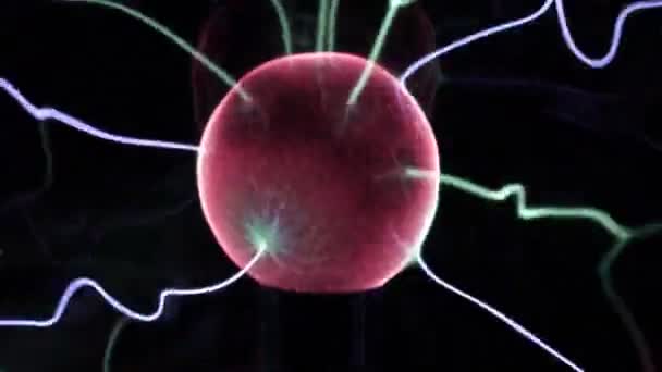 Lampa Kulowa Plazma Bliska Porusza Promienie Elektryczne Piłki Czarnym Tle — Wideo stockowe