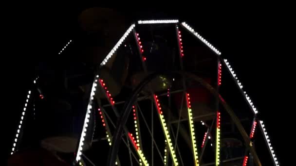 Brightly Lit Ferris Wheel Ride Close Spinning Night Winter Light — Vídeo de Stock