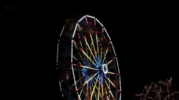 Brillantemente Iluminado Ferris Rueda Paseo Cerca Girando Por Noche Festival — Vídeos de Stock